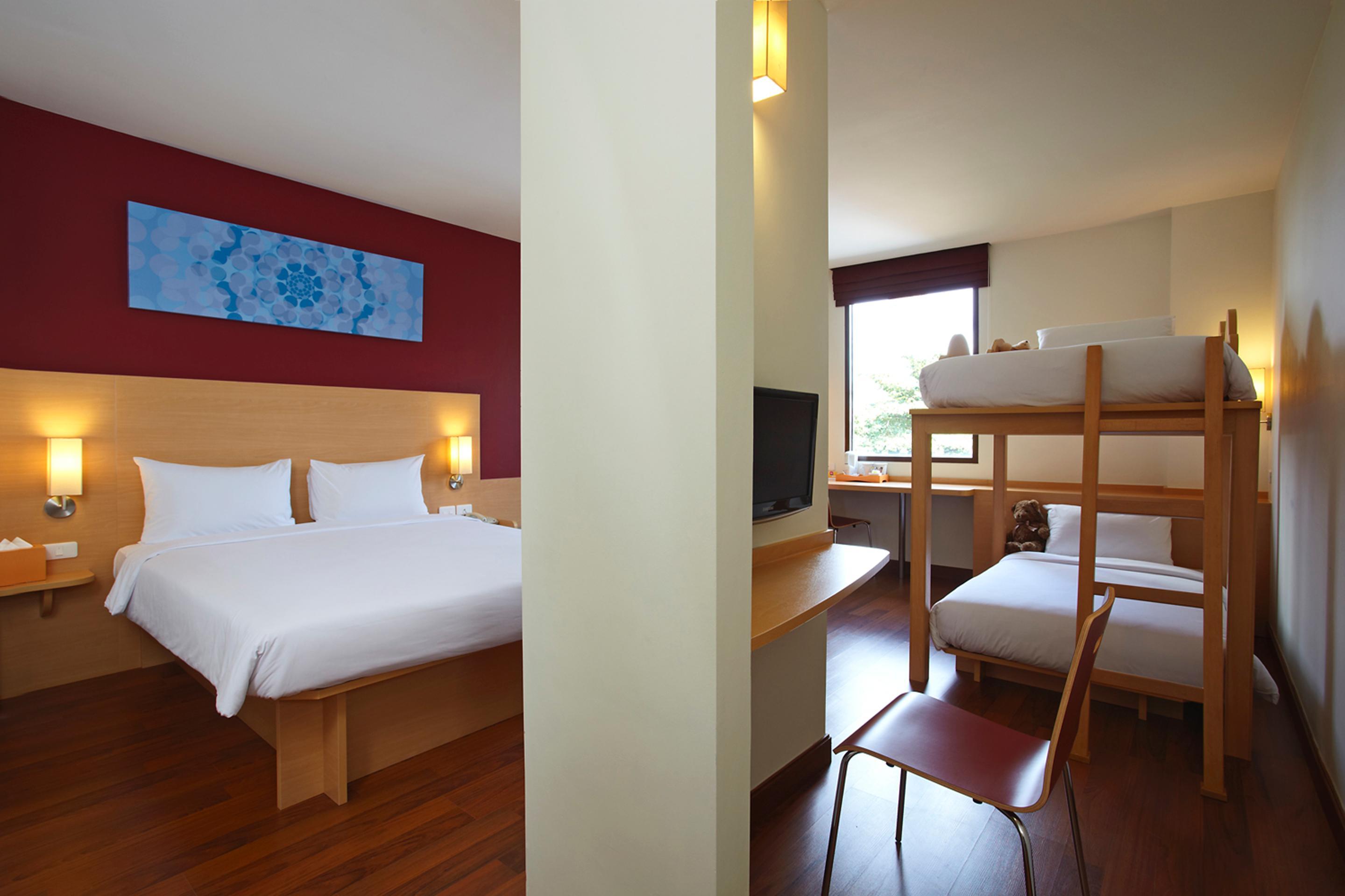 Ibis Bangkok Riverside Екстериор снимка