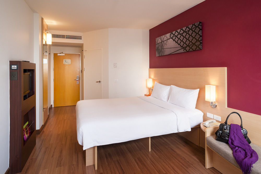 Ibis Bangkok Riverside Екстериор снимка