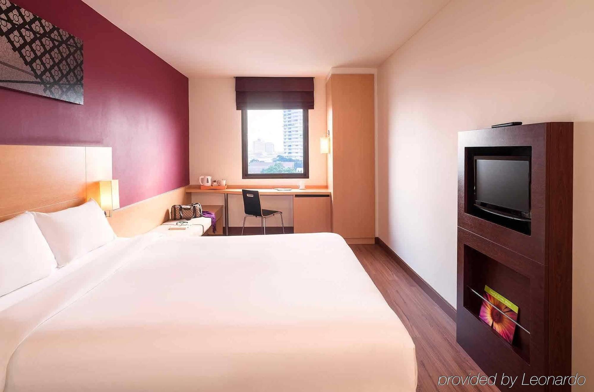 Ibis Bangkok Riverside Екстериор снимка